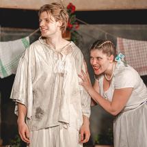 A vén bakancsos és a fia a huszár